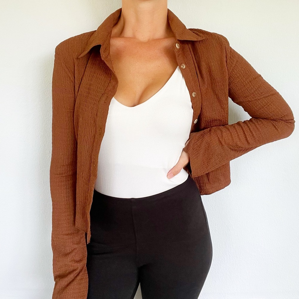 Cider brown stretchy textured cropped bell sleeve button down blouse size large - Picture 2 of 10